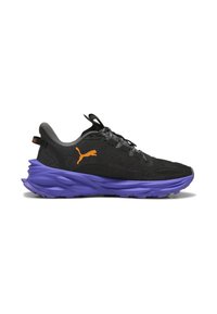 Zapatillas deportivas negras con parte superior texturizada, suela moldeada morada y logotipo naranja. Presentan detalles en gris y cordones reflectantes.
