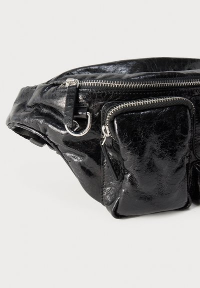 Μαύρο γυαλιστερό δερμάτινο τσαντάκι μέσης με ασημένια φερμουάρ και μικρή μπροστινή τσέπη σε απλό φόντο.