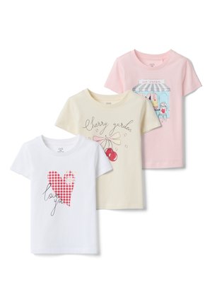 Drie kindert-shirts met korte mouwen: wit met geruit hart en "ik hou van jou", crème met kersen en "kersentuin", roze met illustratie van een ijssalon.