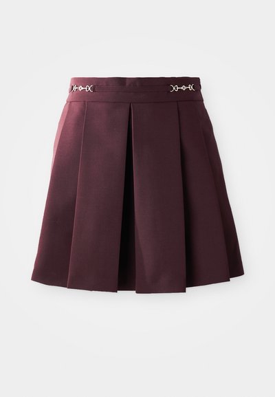 Jupe plissée bordeaux avec une texture lisse, dotée d'une taille plate ornée d'accents en métal argenté.