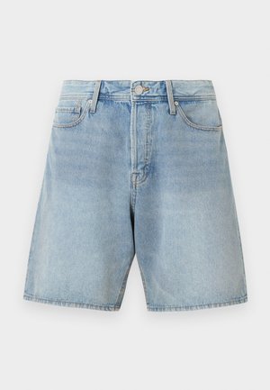 Short en jean bleu clair avec fermeture devant par bouton et zip, passants de ceinture et design cinq poches sur un fond uni.