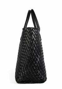 Czarna torebka z plecionej skóry z dwoma solidnymi uchwytami. Projekt charakteryzuje się zwężającym się kształtem i misternym, przeplatającym się wzorem na całej powierzchni.