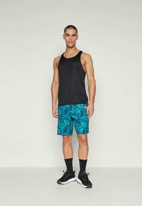 Melnas bezpiedurkņu tank topas, kas saskaņots ar tirkīza šortiem ar tumšu abstraktu rakstu, melniem sporta apaviem un melnām potīšu zeķēm.
