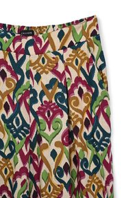 Jupe colorée avec des motifs abstraits intriqués dans des teintes de vert, moutarde, bleu et rose, dotée d'un design plissé et d'une taille élastique.