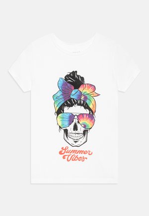 Biała koszulka z grafiką czaszki w kolorowych okularach przeciwsłonecznych i opasce tie-dye, z napisem "Letnie Wibracje" poniżej.