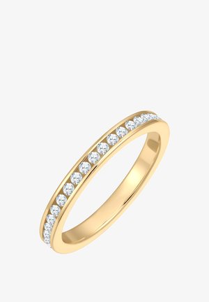 Goldring mit einer glatten Band, das eine Reihe von runden, funkelnden klaren Steinen auf einer Seite hat, die das Licht stark reflektieren.