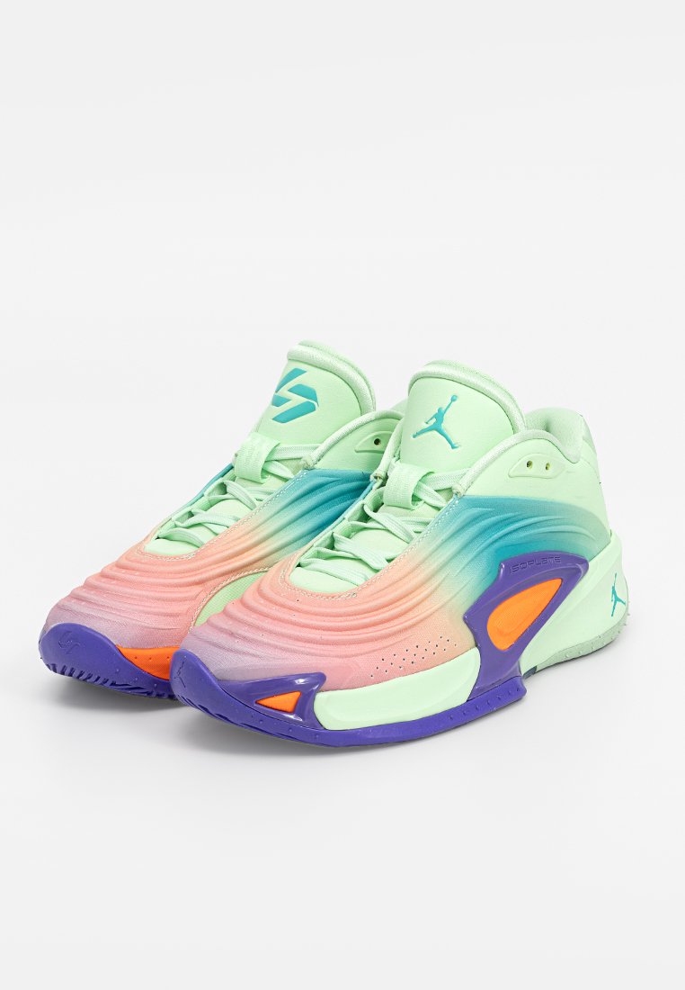 Baskets de sport vert clair avec un effet ombragé passant du rose au bleu. Présentent des accents violets et une tige texturée pour la ventilation.