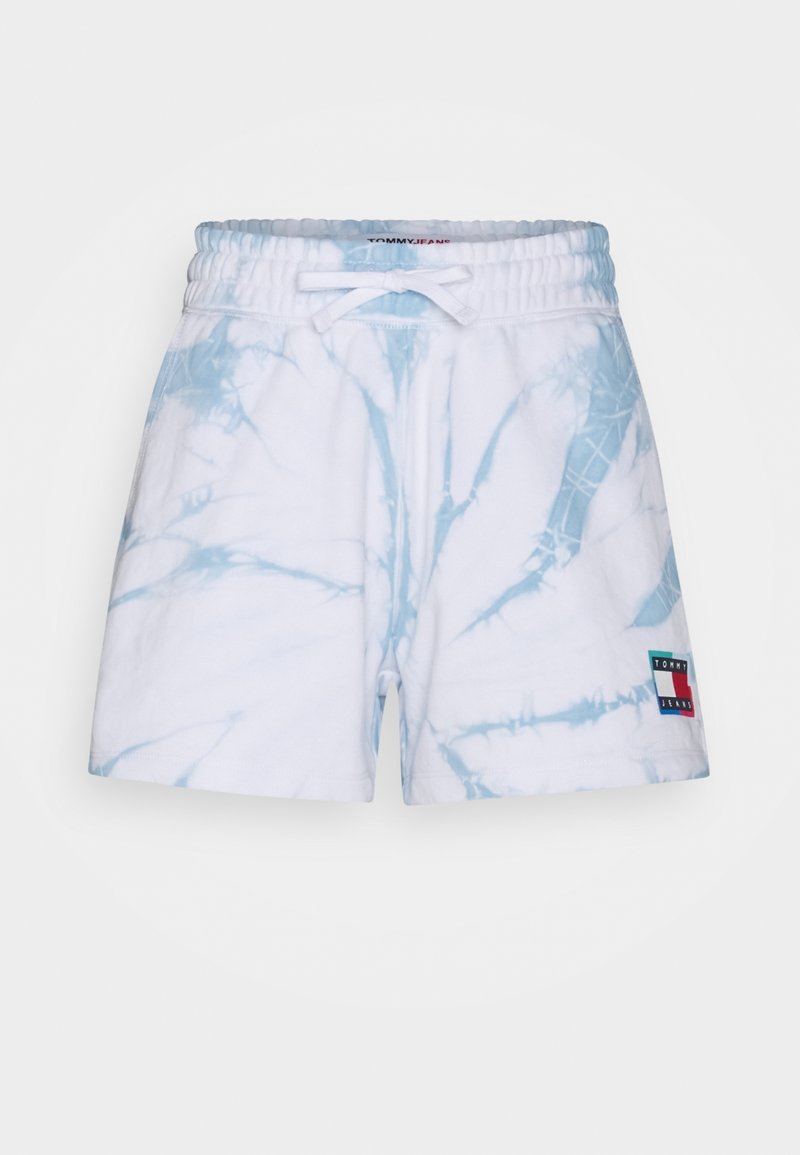 Shorts tie-dye blancs et bleu clair avec ceinture élastique, cordon de serrage et patch logo Tommy Jeans sur la jambe gauche.