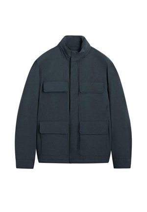 Tmavě modrá bunda s vysokým límcem, předním zipem a čtyřmi velkými kapsami. Vyrobena z hladké, texturované látky. Moderní, hranatý střih.