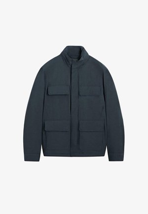 Tmavě modrá bunda s vysokým límcem, předním zipem a čtyřmi velkými kapsami. Vyrobena z hladké, texturované látky. Moderní, hranatý střih.