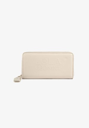 Portafoglio rettangolare beige con chiusura a zip e testo impresso "LOLA CSDMNT" sul davanti.
