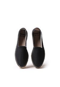 Zwarte canvas espadrilles met gestikt randje, ronde neus en een getextureerde oppervlakte. Merkenlogo gedrukt aan de binnenkant van de schoen. Lichtgewicht en casual ontwerp.