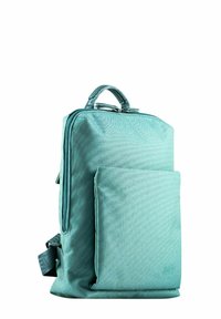 Mochila de tela verde azulado con una forma estructurada, que incluye un bolsillo frontal, un asa superior y una correa lateral. Textura suave con un diseño minimalista.