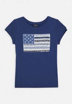 Granatowa koszulka wykonana z bawełny, z wyszywanym wzorem amerykańskiej flagi w białym i niebieskim kolorze, z kwiatowymi i prążkowanymi motywami.