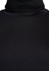 Svart polotröja i ett slätt, stretchigt tyg. Har en hög krage och en ren, sömlös design utan synliga mönster eller detaljer.