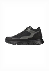 Scarpe da ginnastica nere realizzate in una combinazione di mesh texture e materiali scamosciati. Presentano una suola in gomma spessa e un sistema di allacciatura.