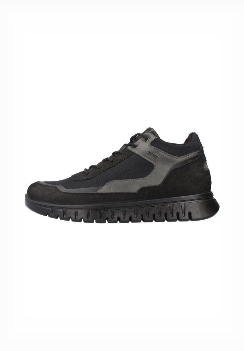 Scarpe da ginnastica nere realizzate in una combinazione di mesh texture e materiali scamosciati. Presentano una suola in gomma spessa e un sistema di allacciatura.