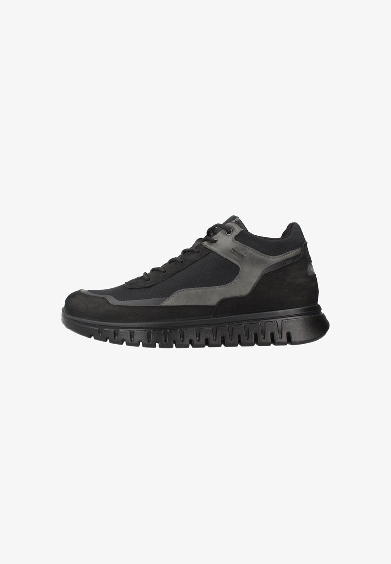 Scarpe da ginnastica nere realizzate in una combinazione di mesh texture e materiali scamosciati. Presentano una suola in gomma spessa e un sistema di allacciatura.