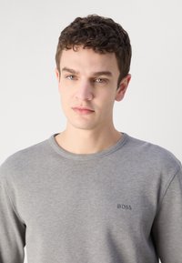 BOSS TEMPESTO - Tops ar garām piedurknēm - light pastel grey