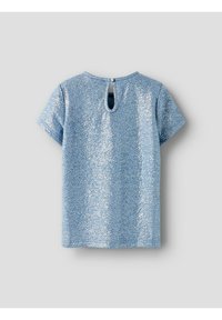 Himmelblaues kurzärmliges Oberteil mit glitzernder Textur, rundem Halsausschnitt und einem Schlüssellochdetail mit einem Knopf auf der Rückseite.