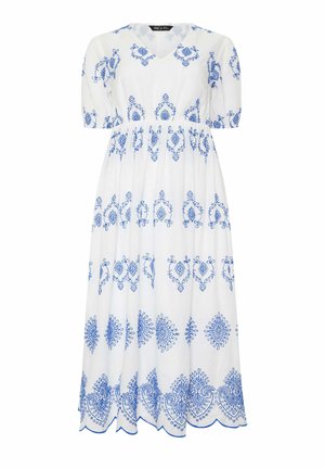 Hvid maxikjole med V-udskæring og pufærmer, med blå broderede blomster- og geometriske mønstre samt bølget kant.