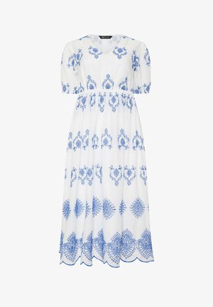 Hvid maxikjole med V-udskæring og pufærmer, med blå broderede blomster- og geometriske mønstre samt bølget kant.