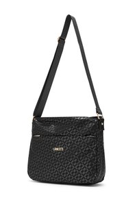 Borsa a tracolla nera con un motivo geometrico, realizzata in materiale lucido. Presenta un logo dorato, una tasca frontale e una tracolla texturizzata.