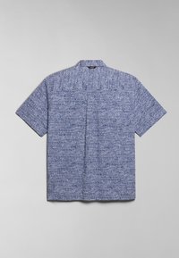 Camisa de botones azul de manga corta con un patrón texturizado, que presenta un cuello y un corte relajado. Tejido suave, sin herrajes visibles.