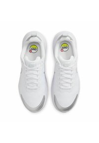 Scarpe sportive bianche con tomaia in rete, punta rotonda e colletto imbottito. Presentano lacci bianchi e dettagli argentati sulla suola intermedia.