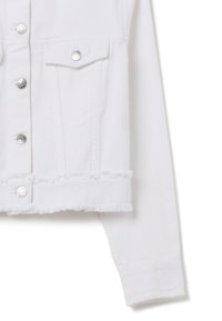 Chaqueta de mezclilla blanca con dobladillo deshilachado, botones de presión de metal, dos bolsillos en el pecho y mangas largas. Textura suave, diseño estructurado.