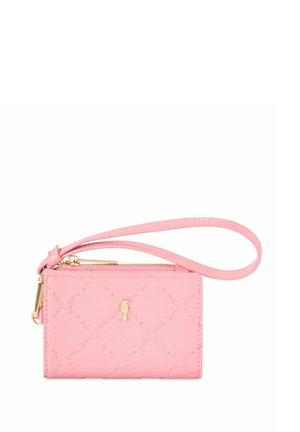 Różowy portfel z eko-skóry z teksturowanym wzorem diamentowym, złotym zamkiem błyskawicznym i paskiem na nadgarstek. Na przedniej stronie znajduje się małe logo.