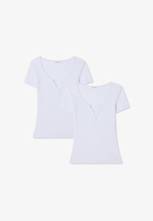 Due magliette bianche a maniche corte con scollo a V profondo e tre bottoni sul collo. Tessuto morbido e liscio con design aderente.