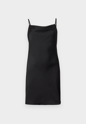 Schwarzes Satin-Slipskleid mit dünnen doppelten Spaghettiträgern und geradem Ausschnitt, knie-länglich, auf einem weißen Hintergrund präsentiert.
