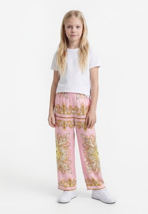 Versace, INFORMAL PANT BAROCCO KIDS RAMADAN - Nadrágok - pale yellow/rose quartz