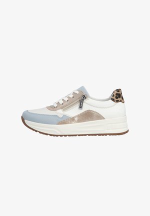 Zapatilla blanca y azul claro con detalles en beige y estampado de leopardo, con diseño de cordones y un pequeño bolsillo con cremallera en el lateral.