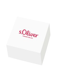 Scatola bianca con il logo s.Oliver in testo rosso. Design semplice con una superficie liscia, leggermente inclinata per dare profondità, senza ulteriori accenti o motivi.