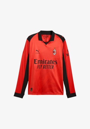 Maillot de football à manches longues rouge et noir de l'AC Milan avec col noir, logo Puma et texte du sponsor "Emirates Fly Better" à l'avant.