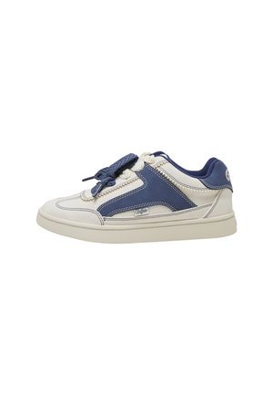 Low-top sneaker med hvid sål, creme- og marineblå læderpaneler, tykke marineblå snørebånd og mærketag på siden.