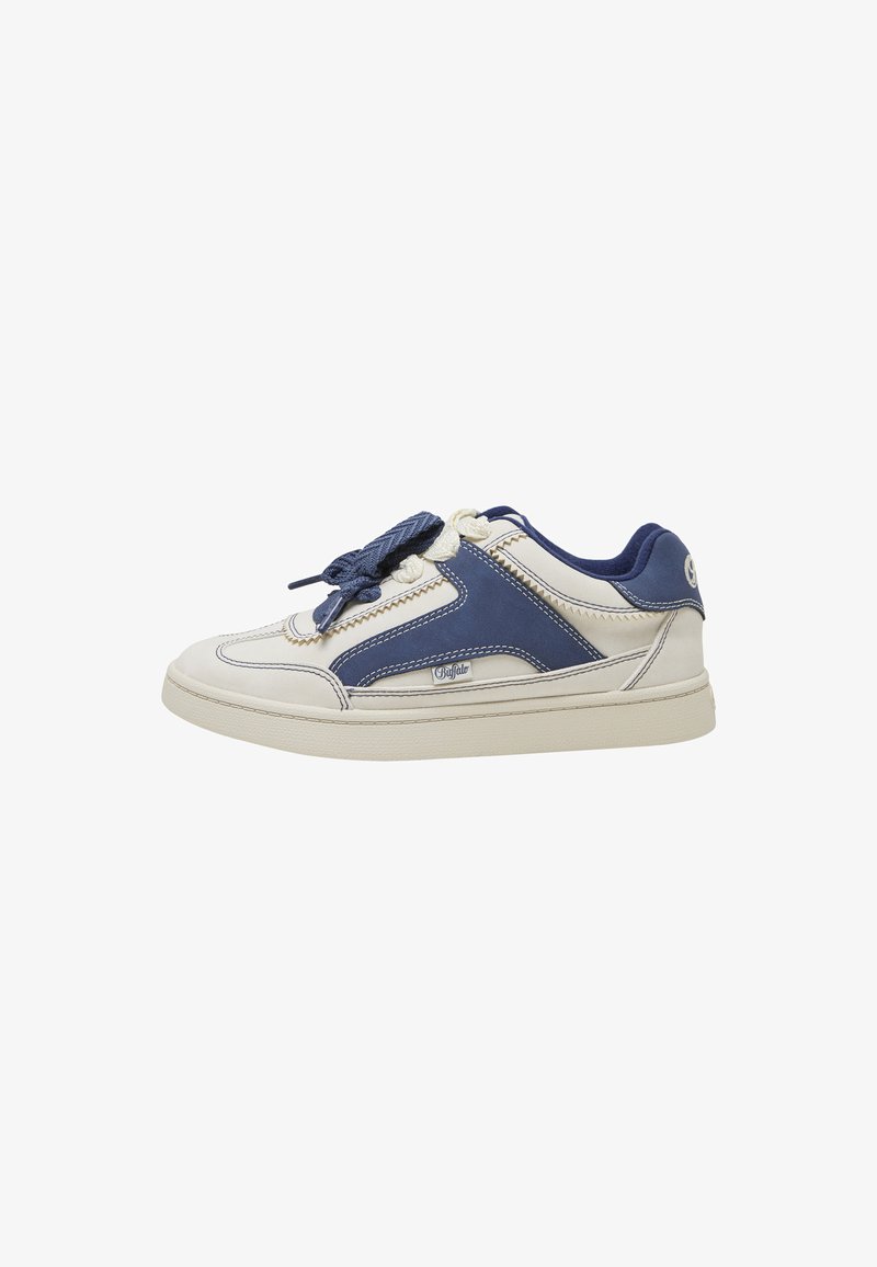 Basket basse avec semelle blanche, panneaux en cuir crème et bleu marine, lacets épais bleu marine et étiquette de marque sur le côté.