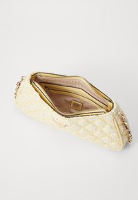 Keltainen tweed-olkalaukku, jossa on tiskiruutuinen rakenne, vetoketjukiinnitys ja kultapohjaiset kiinnitykset; sisällä useita lokeroita ja brändilogo.