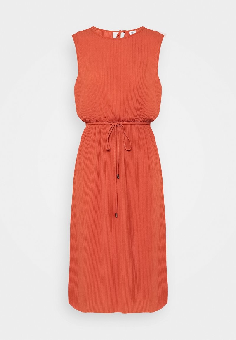 Robe midi sans manches en tissu rouille texturé avec col rond et lien de taille ajustable à l'avant.