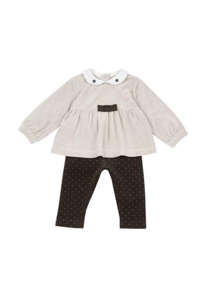 Haut beige à manches longues pour bébé avec col Peter Pan blanc et nœud marron, associé à des leggings marron avec petits pois blancs.