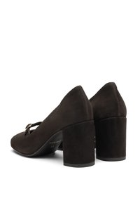 Temno rjavi semiš čevlji z visokimi petami, blok peto in trakom. Tipek je koničast, čevlji pa imajo gladko teksturirano površino.
