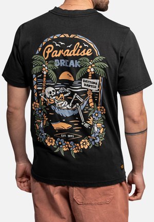 Squelette se détendant dans un hamac entre des palmiers avec un panneau "Daytona Wanted", coucher de soleil, oiseaux, fleurs et texte "Paradise Break".