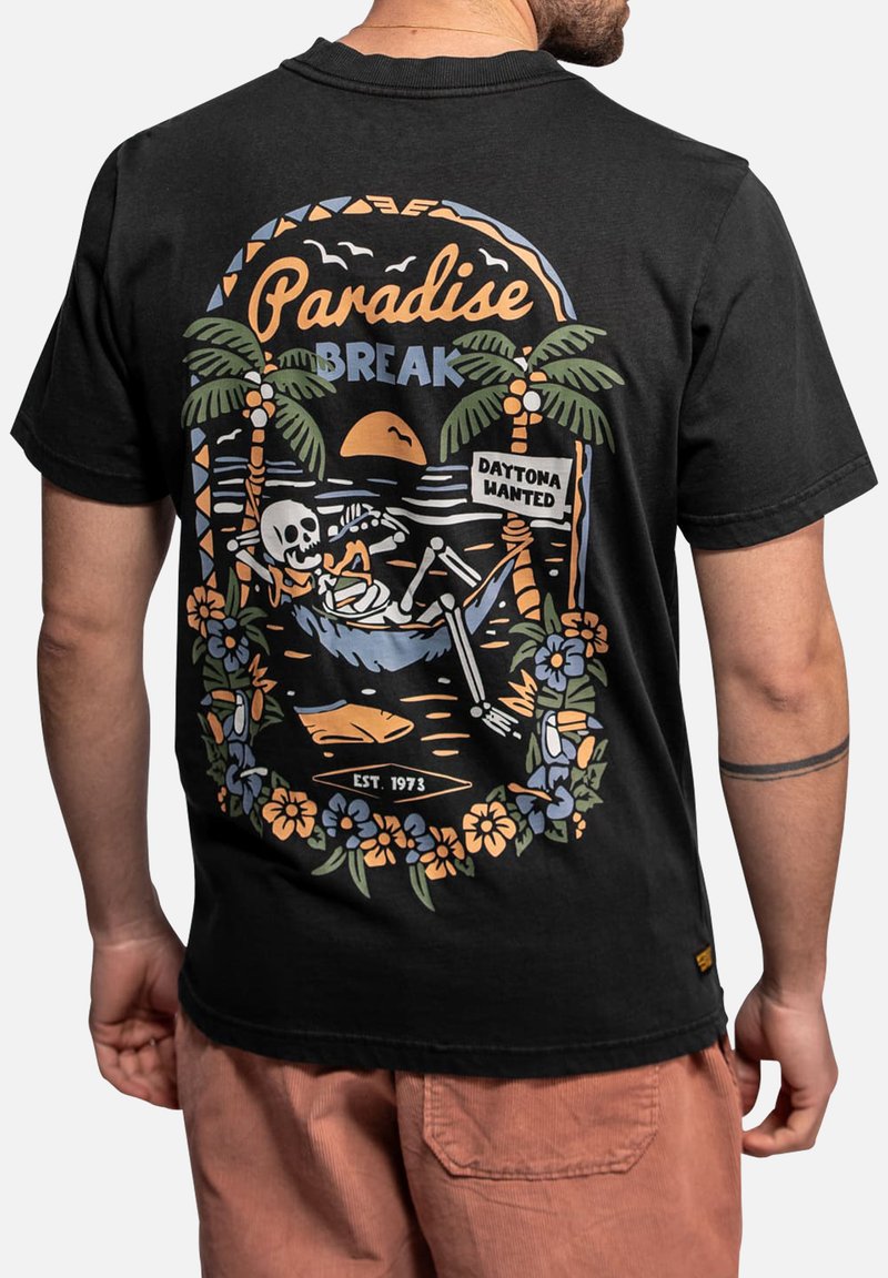 Squelette se détendant dans un hamac entre des palmiers avec un panneau "Daytona Wanted", coucher de soleil, oiseaux, fleurs et texte "Paradise Break".