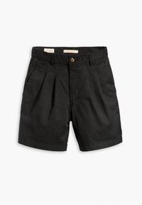 Shorts noirs en coton avec un devant plissé, dotés d'une fermeture à un bouton marron et de poches latérales. Texture lisse, longueur jusqu'aux genoux.
