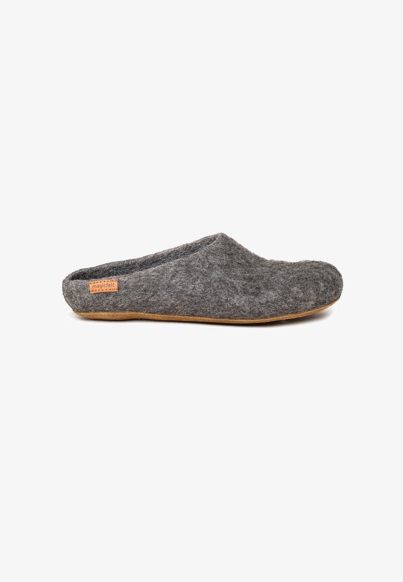 Pantofole grigie in feltro con una texture morbida, punta arrotondata e una sottile suola in gomma marrone. Presentano un piccolo etichetta in pelle con marchio sul lato.