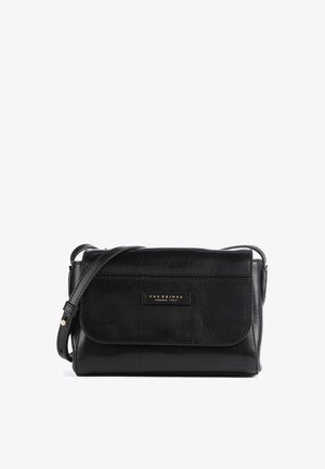 Borsa a tracolla nera in pelle con chiusura a patta, placca del marchio dorata e tracolla regolabile per maggiore versatilità. Texture liscia in tutta la borsa.