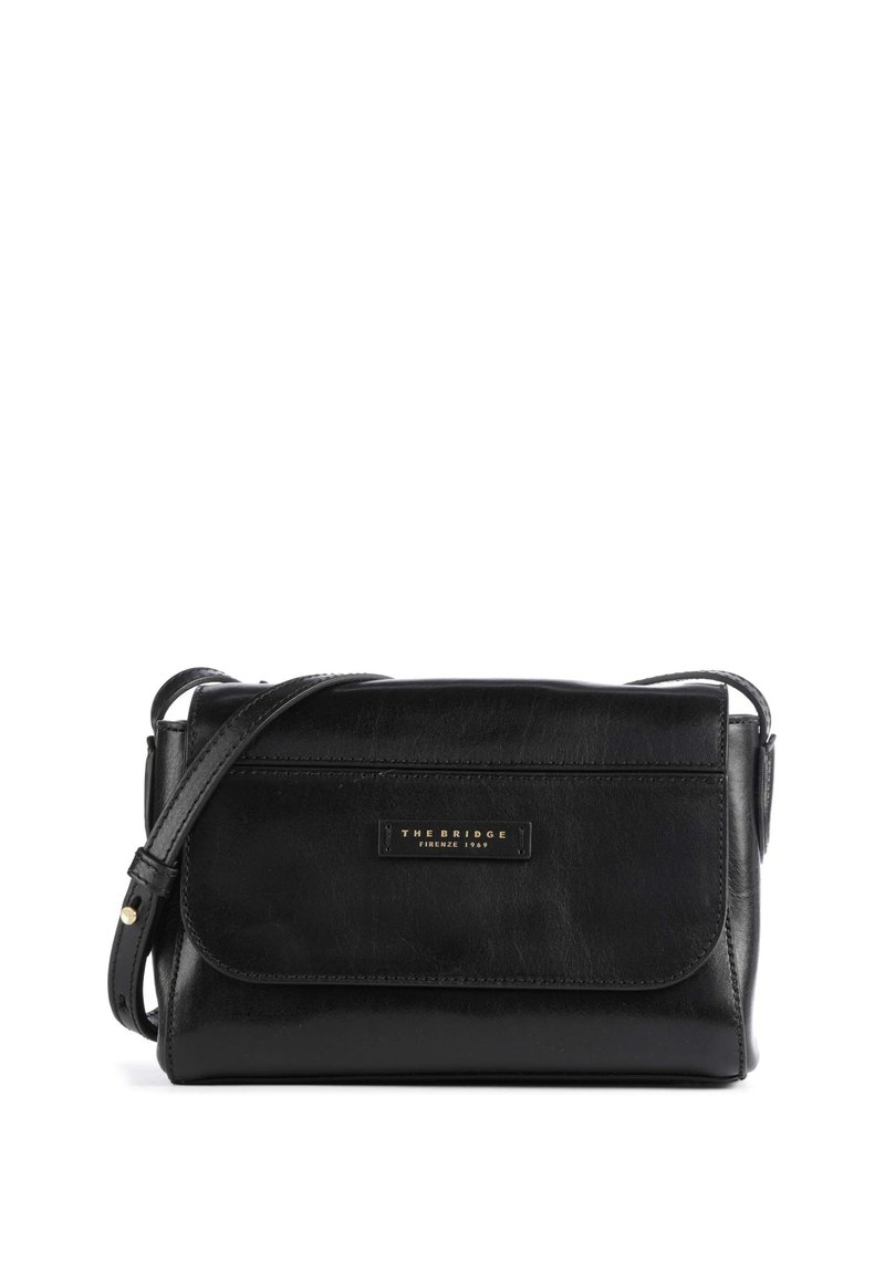 Borsa a tracolla nera in pelle con chiusura a patta, placca del marchio dorata e tracolla regolabile per maggiore versatilità. Texture liscia in tutta la borsa.