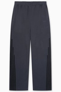 Mørkegrå sweatpants med elastisk talje, sidelommer og store sorte lodrette striber langs ydersiderne af benene.